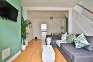 Χώρος καθιστικού στο City Escape – Stylish 2-Bed near Cardiff Centre