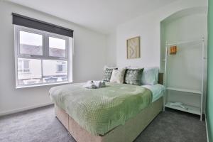 Ένα ή περισσότερα κρεβάτια σε δωμάτιο στο City Escape – Stylish 2-Bed near Cardiff Centre