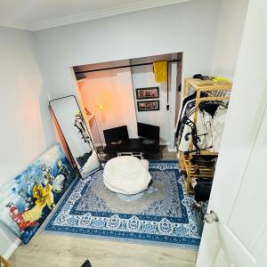 vista su un soggiorno con un grande specchio di Charming Cozy Stay In Heart Of St Albans a St Albans