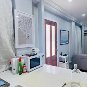 una cucina con forno a microonde sopra un bancone di Charming Cozy Stay In Heart Of St Albans a St Albans Altre 2 foto