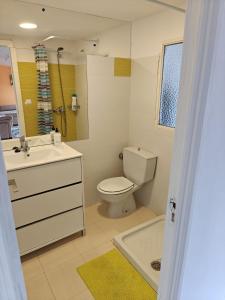 a bathroom with a toilet and a sink and a tub at Casa Diego in Melias