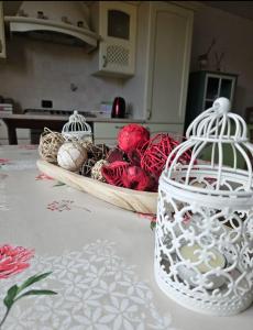 a table with a bowl of yarn and cages on it at La tana delle Byrbe in Ovindoli