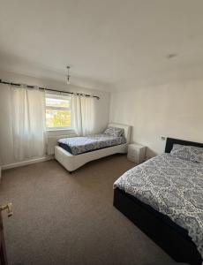サウサンプトンにある17 Howard Road. Southamptonのベッド2台と窓のある寝室