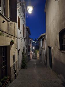 an alley at night with a street light between two buildings at Le Scalette in Acquapendente