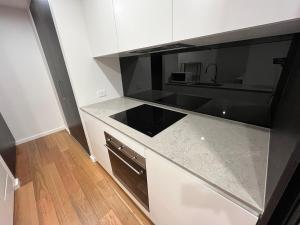 Η κουζίνα ή μικρή κουζίνα στο 2 Bedroom Apartment ANU Canberra Center