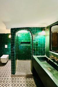 Koupelna v ubytování Riad Mint - Luxury Oasis in the Medina with Pool