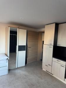 een lege kamer met een slaapkamer met een tv bij MA Apartment in Neckartailfingen +3 foto's