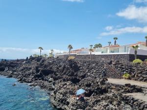 una casa en la orilla rocosa del océano en Casa Cristina - Playa San Juan, en Playa de San Juan