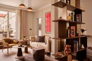Χώρος καθιστικού στο Rosewood Munich