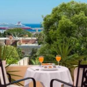 - une table avec deux verres de jus d'orange sur un balcon dans l'établissement boutique hotel, à Mesochórion