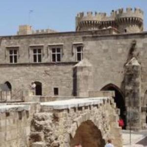 un vieux château avec un pont devant dans l'établissement boutique hotel, à Mesochórion 4 autres photos