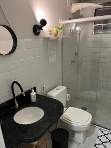 ein Badezimmer mit Waschbecken, Toilette und Dusche in der Unterkunft Casa aconchegante em Aracaju na Aruana in Aracaju + 21 Fotos