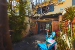 two blue chairs sitting in front of a building at Kaz Nomia - à 50m de la plage Roches Noires in Saint-Gilles les Bains