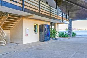 a building with a blue door on the side of it at Brookville Inn By OYO Near Dayton International Airport in Brookville +29 photos