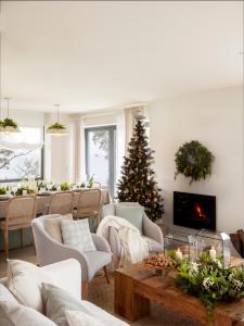 ein Wohnzimmer mit einem Weihnachtsbaum im Hintergrund in der Unterkunft Wishome-Villa en Oyambre playa, piscina, Comillas in San Vicente de la Barquera