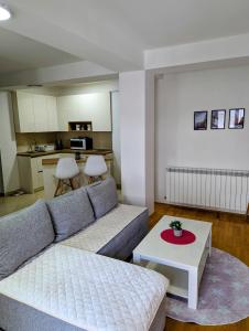 Kuchyň nebo kuchyňský kout v ubytování Lihnidos Home, Central Stay, Wi-Fi, near Lake, AC