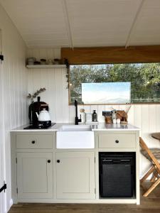 Kuchyň nebo kuchyňský kout v ubytování The Railway Retreat