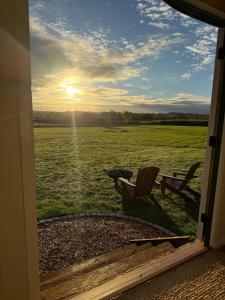 Východ nebo západ slunce při pohledu z prázdninového domu nebo okolí