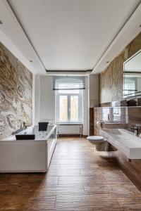 a large bathroom with two sinks and two mirrors at Apartmenthaus in der Delitzscher Str in Halle-Saale nähe Hauptbahnhof in Halle an der Saale