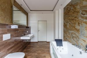 a bathroom with a tub and a sink and a toilet at Apartmenthaus in der Delitzscher Str in Halle-Saale nähe Hauptbahnhof in Halle an der Saale
