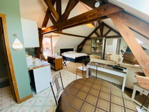 a room with a kitchen and a bedroom with a bed at Ferme de Montecouvez in Crèvecoeur-sur-lʼEscaut