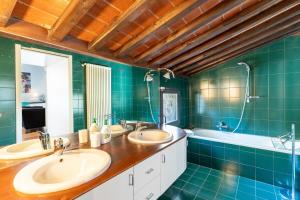 a bathroom with two sinks and a tub at La Fornace - Charm and modern villa in Tuscany in Campagnatico +37 photos