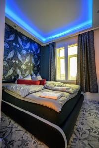 a bedroom with a large bed with a blue ceiling at Apartmenthaus in der Delitzscher Str in Halle-Saale nähe Hauptbahnhof in Halle an der Saale