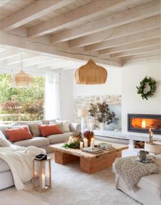 un salon avec un canapé et une table dans l'établissement Wishome-Casa con piscina climatizada, cerca Comillas, à Valdaliga 