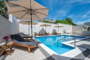 Bazén v ubytování Sunny Day Luxury Holiday Apartments nebo v jeho okolí