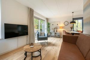 TV a/nebo společenská místnost v ubytování Esdorp Bungalow Deluxe | 4 personen