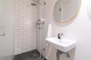 Koupelna v ubytování Modern Sea Point Studio with Amazing Views + 29 fotografií