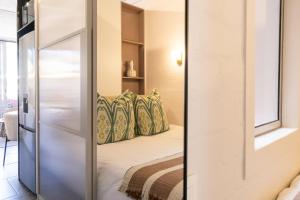 Postel nebo postele na pokoji v ubytování Modern Sea Point Studio with Amazing Views