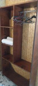 カナコナにあるFernandes Bar and Restaurantの木製の棚(白いタオル付)