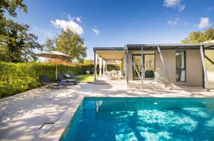 BadernaにあるVilla Barcolana by Villsyの家の裏庭にあるプール