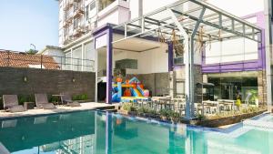 Casa con piscina y parque infantil en Yasmin Hotel Karawaci, en Tangerang