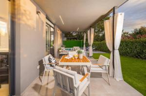 BadernaにあるVilla Barcolana by Villsyのパティオ(テーブル、椅子付)、