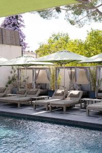 Bazén v ubytování Hôtel Le Saint Remy & Spa nebo v jeho okolí