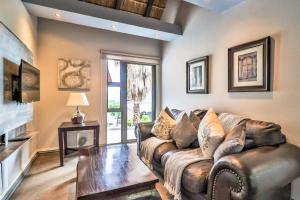 een woonkamer met een leren bank en een tafel bij Bush Baby View Lodge in Hartbeespoort