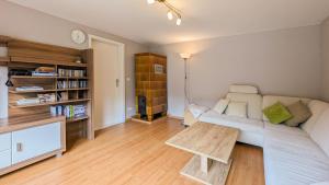 KamminkeにあるKamminke - Reetdachhausのソファとテーブルのあるリビングルーム