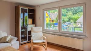 KamminkeにあるKamminke - Reetdachhausのリビングルーム(椅子、窓付) +19枚の写真