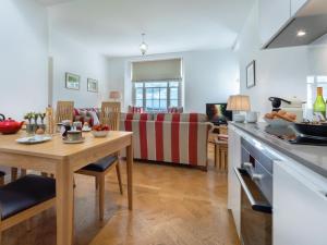 Spark Bridgeにある1 Bed in Spark Bridge LCC52の木製のテーブルのあるキッチンとリビングルーム