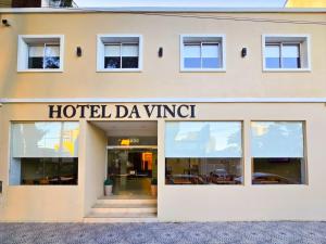圣贝尔纳多Hotel Davinci的一间位于酒店爪翼前的商店