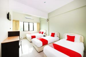 Ένα ή περισσότερα κρεβάτια σε δωμάτιο στο Hotel O Bahau Near Taisho Mountain Formerly Sri Mutiara Bahau