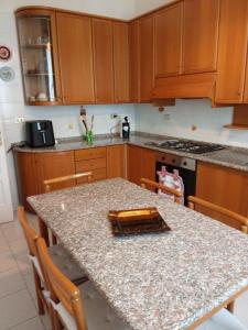 Кухня или мини-кухня в Sweet Apartament
