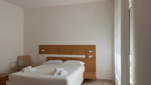 een slaapkamer met een bed met twee handdoeken erop bij Estelle in Bari