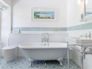 Koupelna v ubytování 3 Bed in Llangorse BN331 + 37 fotografií