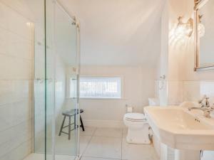 ein Badezimmer mit Dusche, Toilette und Waschbecken in der Unterkunft 8 Bed in Hunstanton 89469 in Hunstanton + 24 Fotos
