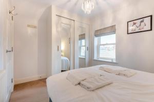 Postel nebo postele na pokoji v ubytování Daisy May Apartment