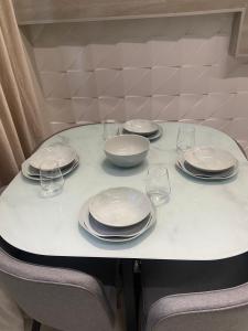 een tafel met borden en wijnglazen erop bij Central Guesthouse in Kapan +8 foto's