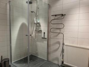 レイキャビクにあるModern 2BR Apartment with Balcony and Stunning Viewsの浴室のガラス扉付きシャワー +16枚の写真